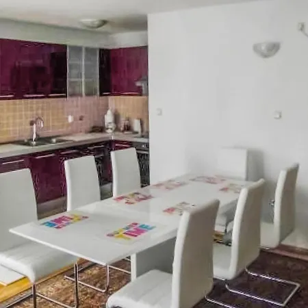 2 Bedroom Beautiful In نوفي فينودولسكي